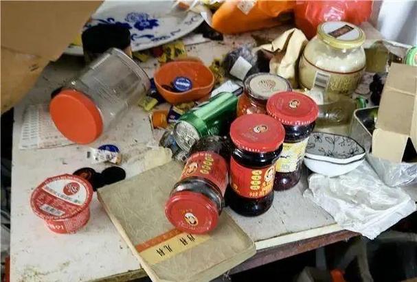者一起上门,为辖区内一对失去自理能力的兄妹打扫房屋,整理生活用品